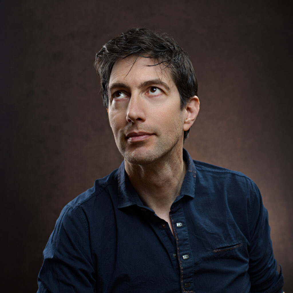 Portrait corporate masculin réalisé en studio, adapté à une communication professionnelle, LinkedIn ou site web d’entreprise.