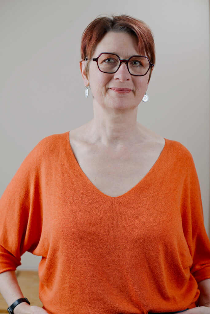 Portrait corporate féminin en cadrage rapproché, adapté à une image professionnelle crédible et soignée.