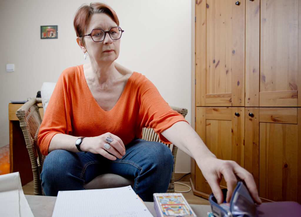 Portrait professionnel d’une profession libérale dans son environnement de travail, avec un rendu naturel et crédible.