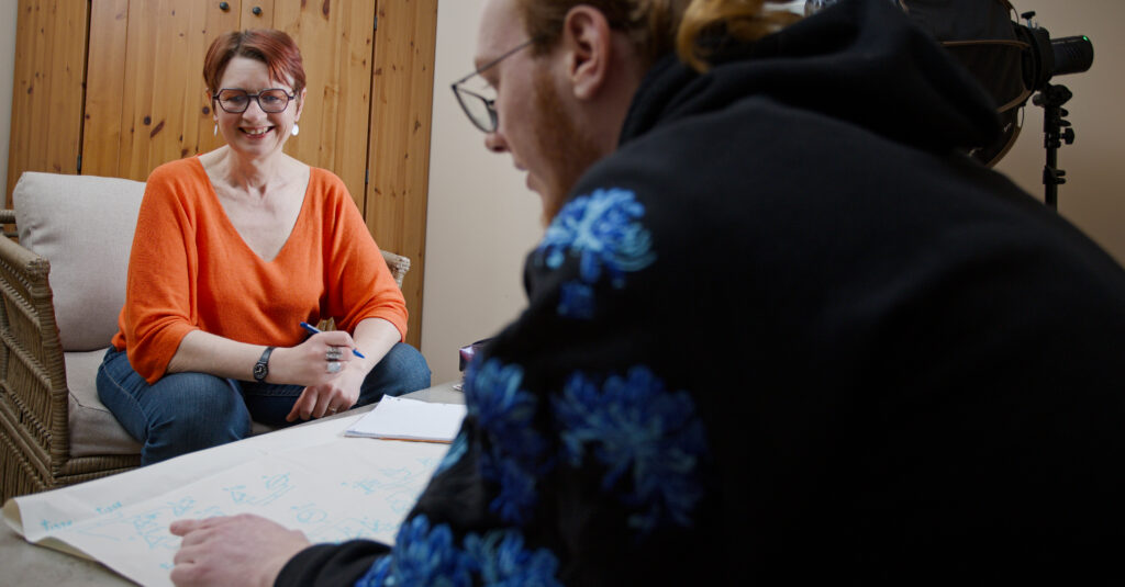 Image de reportage d’activité montrant une professionnelle en discussion avec une cliente autour d’un projet.