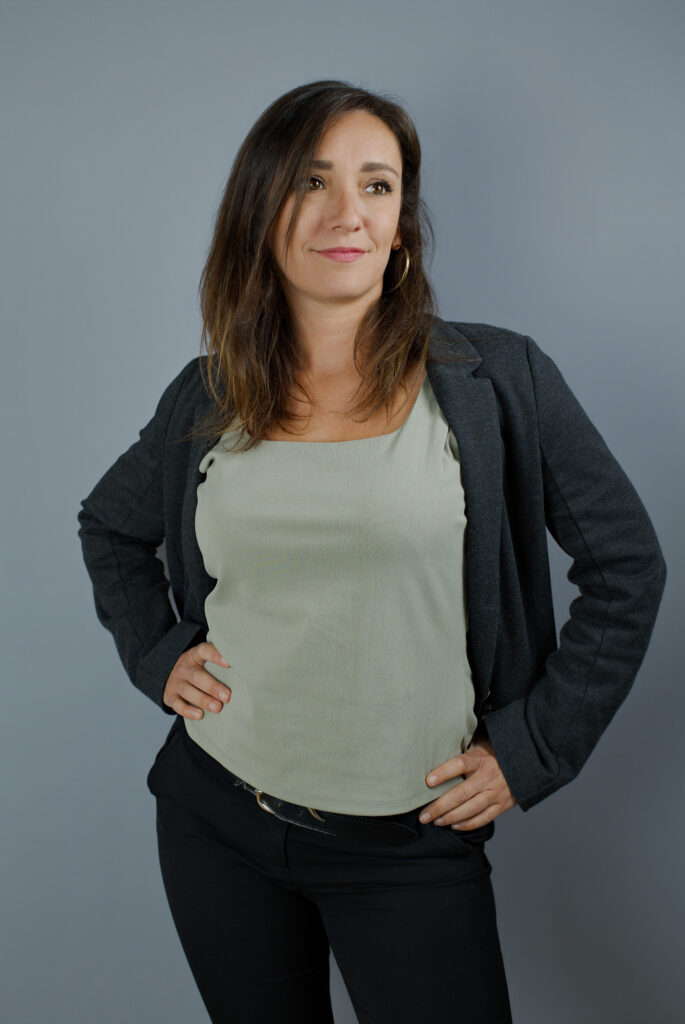 Portrait professionnel de Nathalie, sophrologue à Chartres, réalisé en studio mobile sur fond gris.