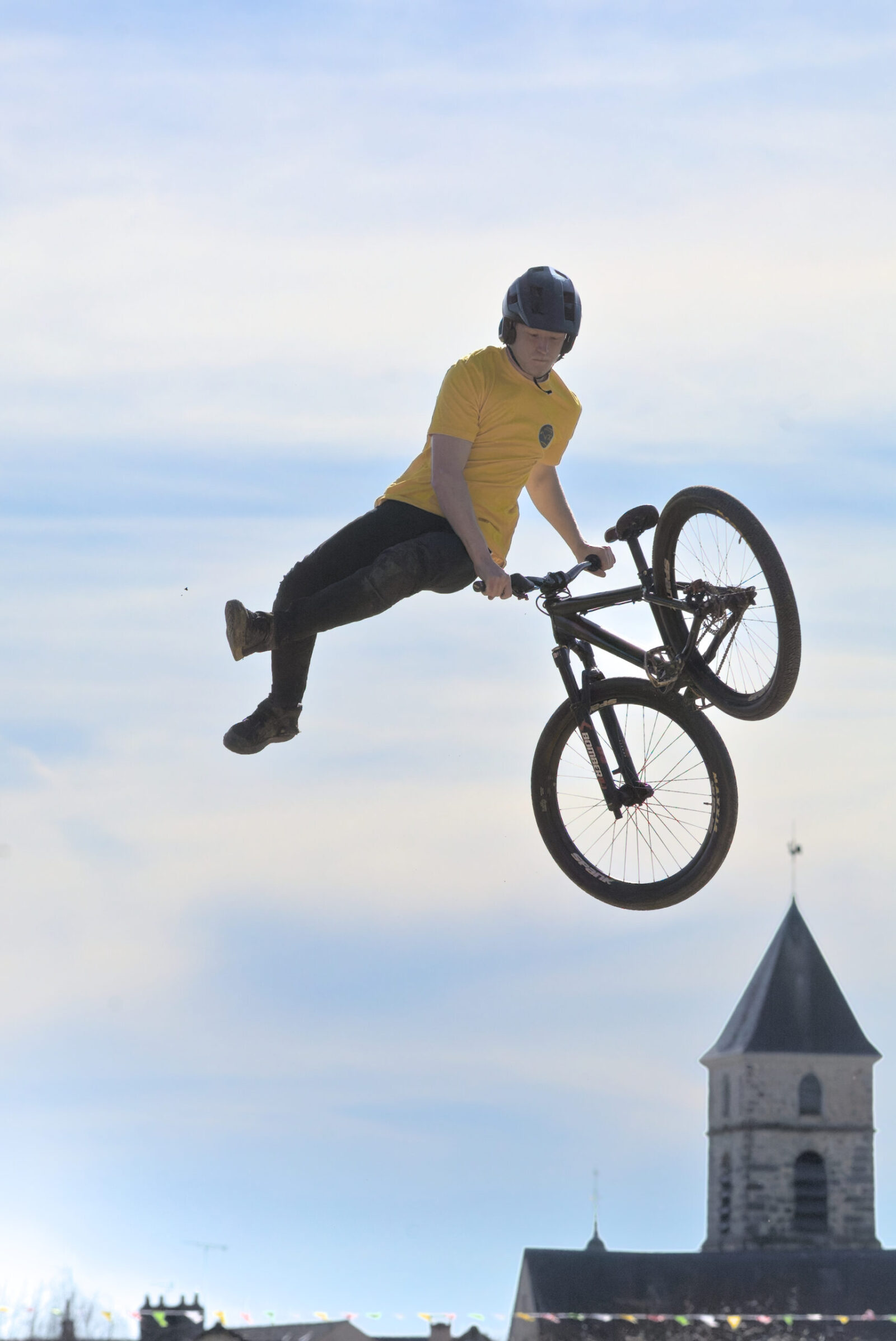 Photographie d’action montrant une démonstration à vélo lors d’un événement professionnel en extérieur.