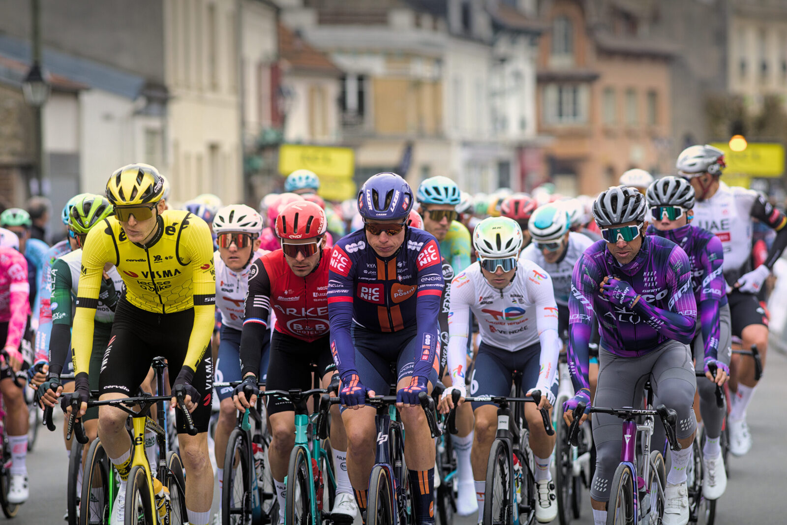 Peloton de cyclistes photographié en course lors d’un reportage événementiel sportif.