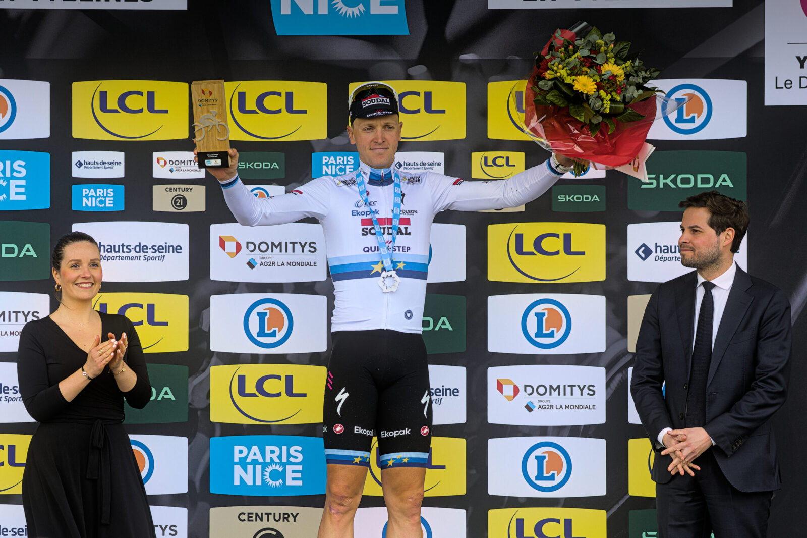 Reportage photo sportif montrant un cycliste sur podium lors d’un événement professionnel.