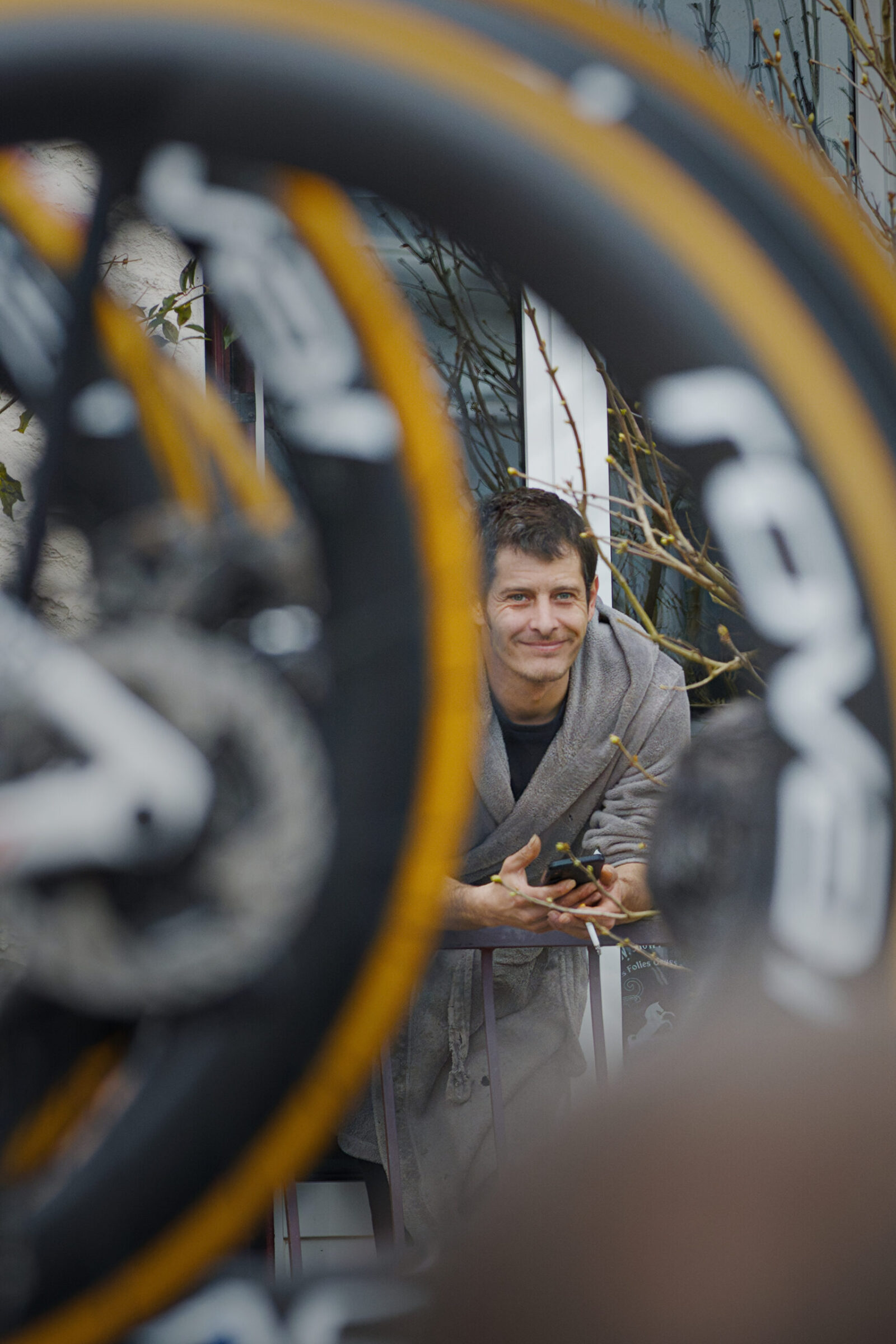 Reportage photo lors d’un événement cycliste professionnel, avec un regard sur les coulisses et l’environnement de course.