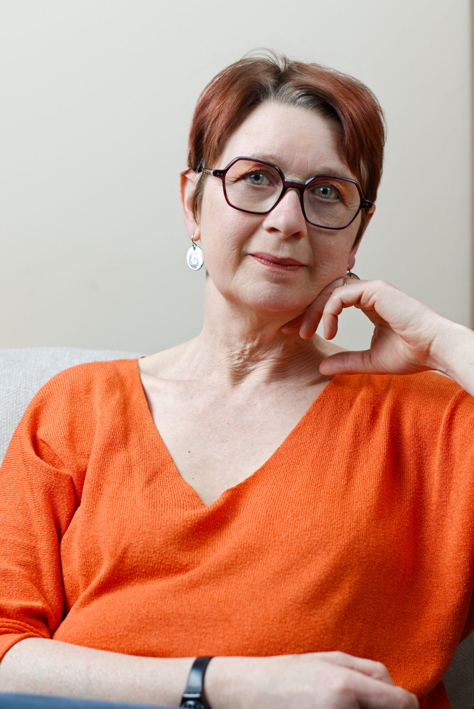 Portrait professionnel féminin avec une posture naturelle, pour site web, LinkedIn ou communication personnelle.