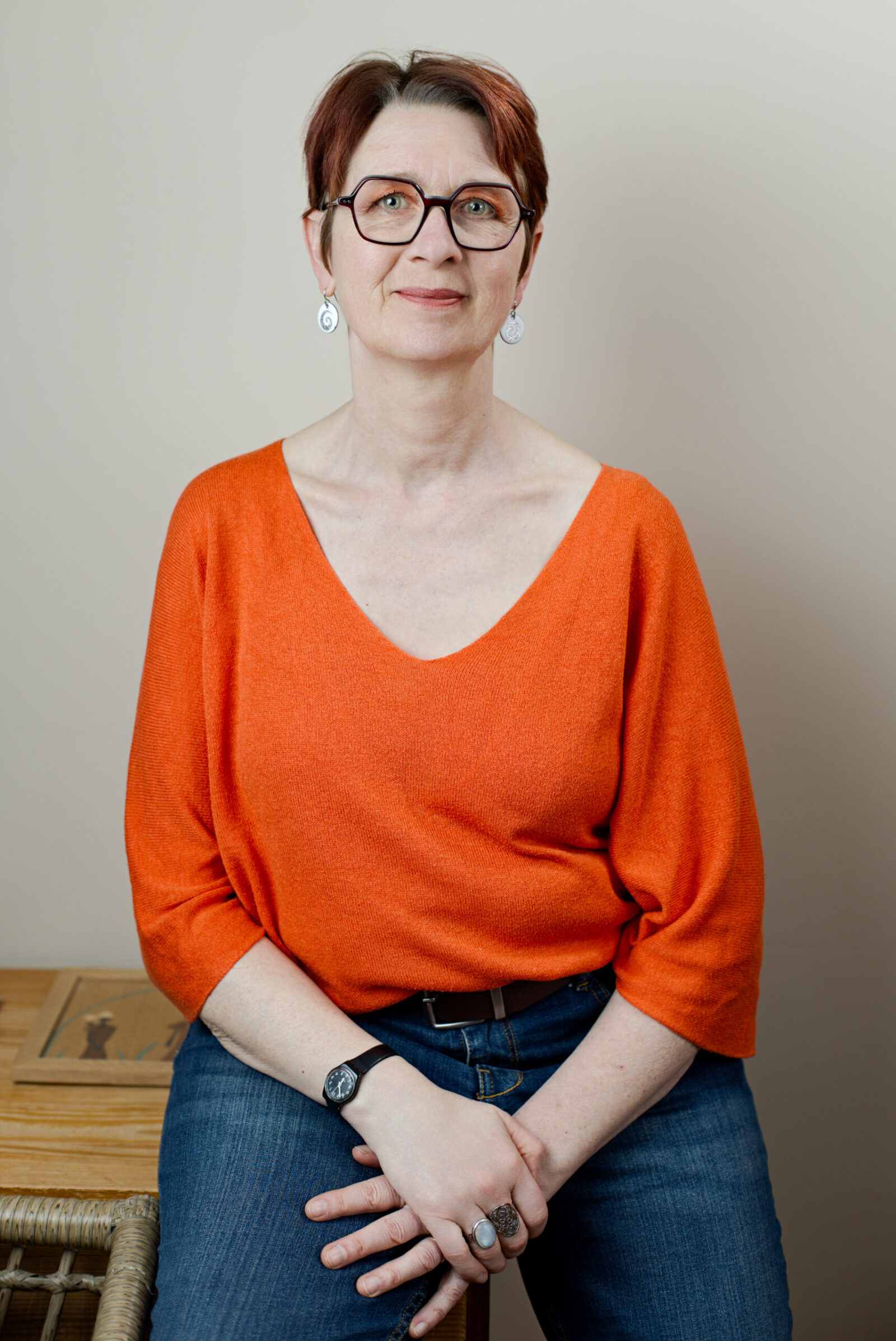 Portrait corporate féminin en buste sur fond clair, adapté à LinkedIn, site web ou page de présentation professionnelle.