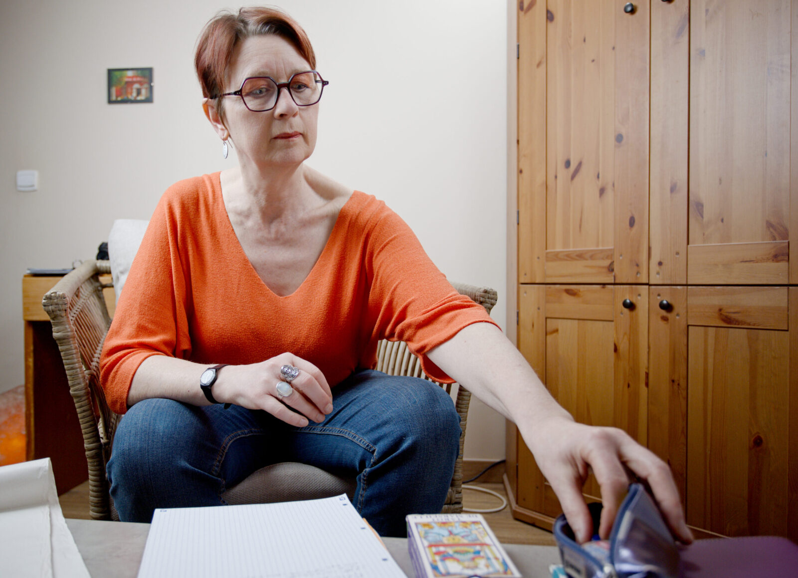 Portrait professionnel d’une profession libérale dans son environnement de travail, avec un rendu naturel et crédible.