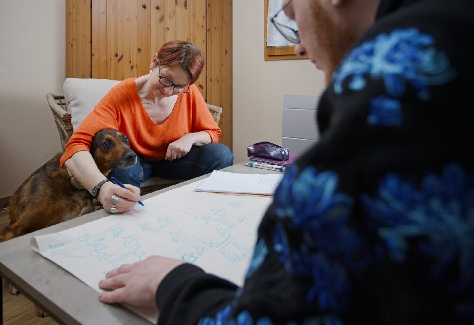 Photographie de reportage montrant une professionnelle en rendez-vous client dans son environnement de travail.
