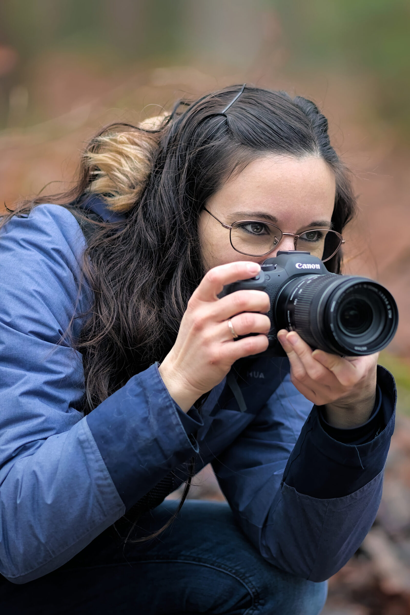 Reportage métier montrant une photographe professionnelle au travail avec son appareil pendant une séance en extérieur.