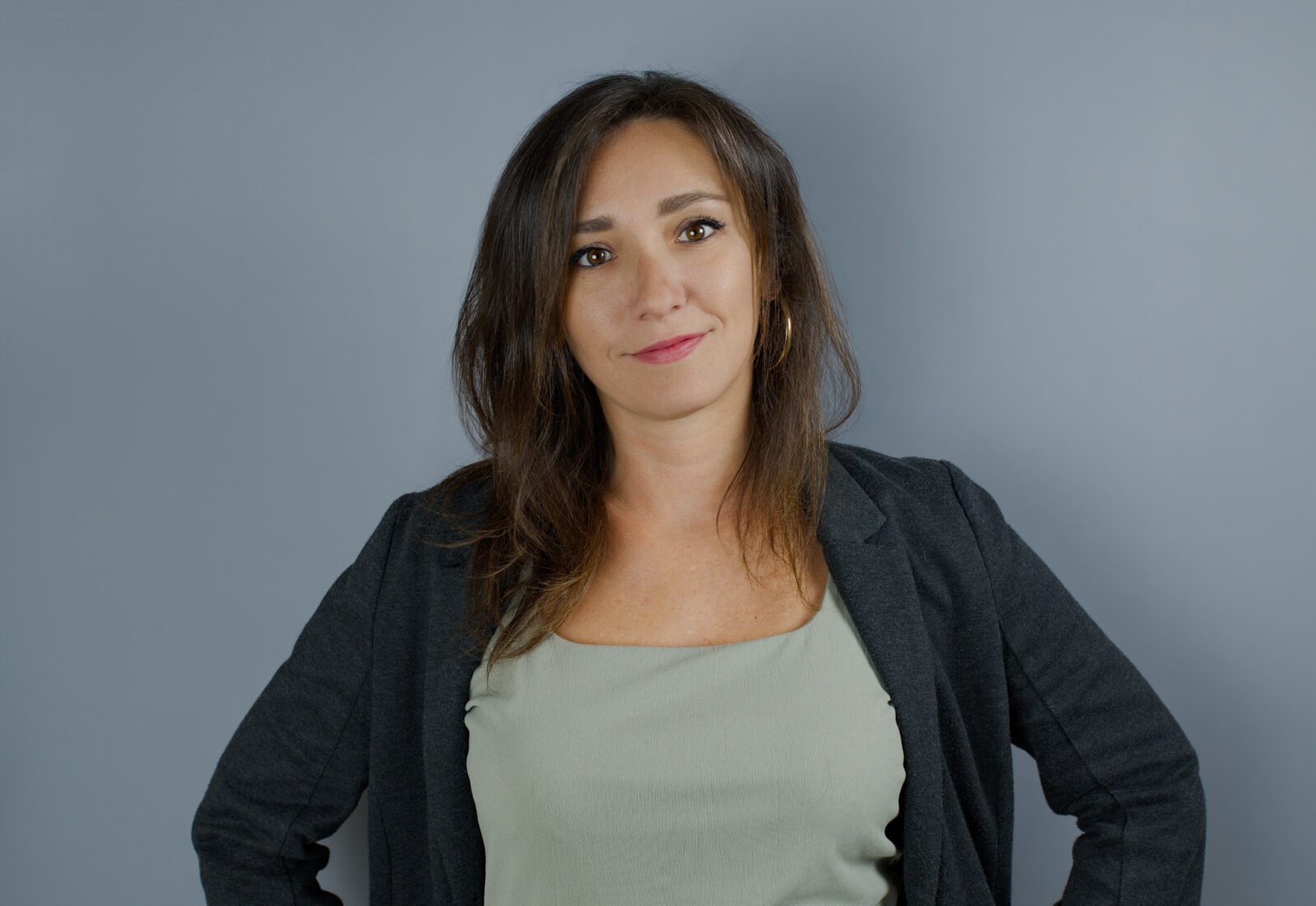 Portrait corporate de Nathalie, sophrologue à Chartres, sur fond neutre pour LinkedIn et le web. Portrait corporate de Nathalie, sophrologue à Chartres, sur fond neutre pour LinkedIn et le web.