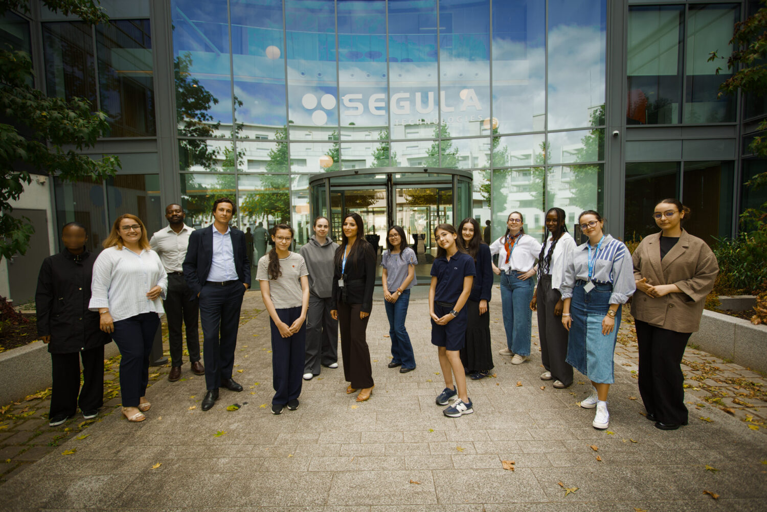 Photo de groupe lors d'un événement d'entreprise au siège de Segula Technologies à Courbevoie